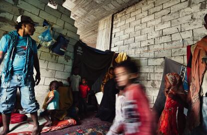 Una familia de 10 miembros desplazados de sus hogares vive en un edificio abandonado cubierto con lonas de plástico en el distrito de Al Huban en Taiz.. La ciudad de Taiz está dividida por las líneas de combate y, desde hace casi dos años, sus habitantes viven con miedo y soportan un sufrimiento constante.