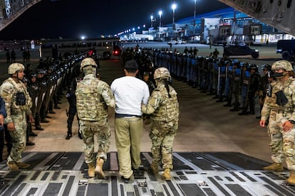 Personal militar de Estados Unidos escolta a un hombre que fue deportado a el Salvador, en abril.