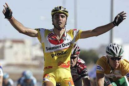 Francisco José Ventoso, del Saunier Duval, entrando en meta como ganador de la tercera etapa de la Vuelta a España.