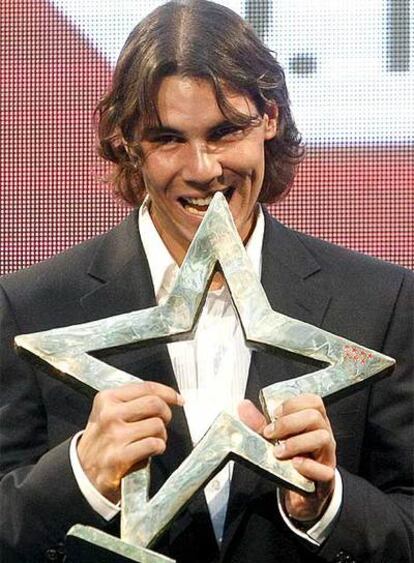 Rafa Nadal mordiendo el I Premio Internacional del Deporte de la Comunidad de Madrid, en una foto de archivo.