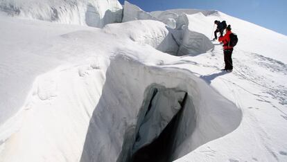 Una de las grietas que cruza el glaciar