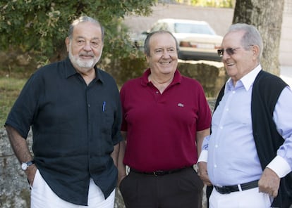 Los empresarios mexicanos Carlos Slim (izda.) y Olegario Vázquez Raña (dcha.), durante un paseo hoy por las callles de la localidad de Avión (Ourense)