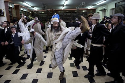 La fiesta de Purim es la celebración más alegre del calendario judío. En la imagen, un grupo de hombres celebran el día de Purim en Jerusalén.