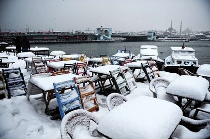 Orillas del Bósforo durante una nevada en Estambul (Turquía).