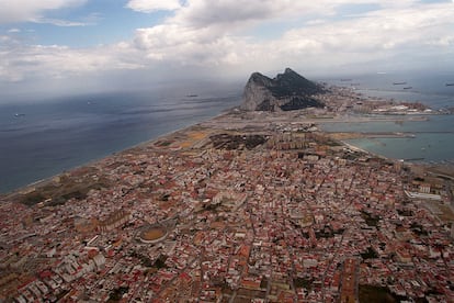 Vista área de La Línea de la Concepción (Cádiz), con Gibraltar al fondo.