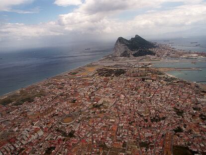 Vista área de La Línea de la Concepción (Cádiz), con Gibraltar al fondo.