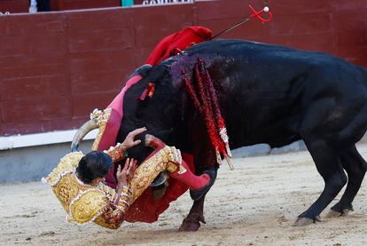 Un momento de la cogida que sufrió Juan Ortega en el quinto toro.