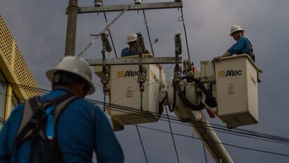 Trabajadores de la CFE arreglan un tendido eléctrico en la colonia Álamos, en Ciudad de México.