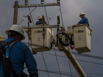 Trabajadores de la CFE arreglan un tendido eléctrico en la colonia Álamos, en Ciudad de México.