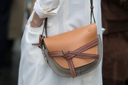 El Gate, con el nuevo emblema de Loewe, es uno de los favoritos de las editoras.
