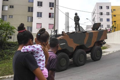 Forças Armadas participam de operação em Niterói, no Rio de Janeiro.