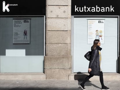 El Supremo anula la comisión de Kutxabank por ingresos en efectivo por terceros