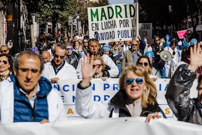 Médicos y pediatras de Atención Primaria y Urgencias Extrahospitalarias durante una manifestación para reclamar mejoras a 15 de marzo de 2023, en Madrid.