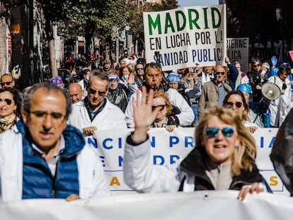 Médicos y pediatras de Atención Primaria y Urgencias Extrahospitalarias durante una manifestación para reclamar mejoras a 15 de marzo de 2023, en Madrid.