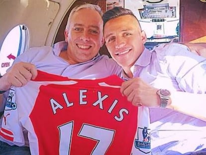 Fernando Felicevich junto al jugador Alexis Sánchez, en 2014.