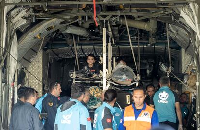 Pacientes con cáncer y ortopedia, que fueron extraídos de Gaza, son llevados a un avión de las Fuerzas Aéreas Turcas para ser tratados en Turquía, este miércoles en el aeropuerto El Arish de Egipto.