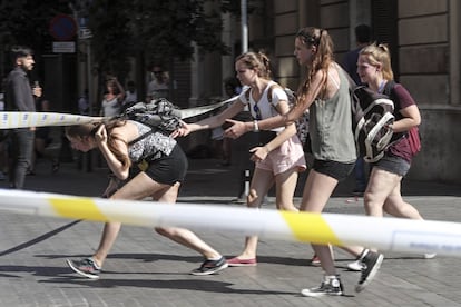 <b>Atemptat a La Rambla de Barcelona.</b> Unes adolescents travessen el cordó policial.