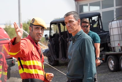 El presidente del Gobierno, Pedro Sánchez, durante la visita el Puesto de Mando Avanzado de Jarilla (Extremadura), este martes.