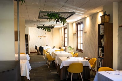 Este restaurante, afirma el cocinero Samuel Naveira, nace de la necesidad de evolución hacia una visión personal de todo lo aprendido durante estos años. Después de formarse en el Ermitaño, Candela resto, Kena, Sergi Arola, Álbora y A’barra, entre otros, decide volver a casa y plasmar lo aprendido, tratando de sacar el mayor partido a los productos a su tierra de manera creativa. Ofrece carta y menú Experiencia, por 54 euros. www.restaurantemuna.com