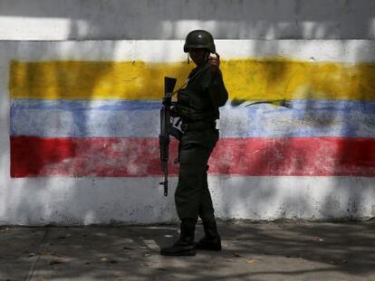 Um militar em um colégio eleitoral de Caracas.