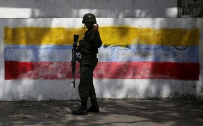 Un militar, en un col·legi electoral de Caracas.