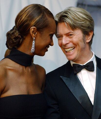 David Bowie acompañado de su esposa, Iman, en Nueva York en 2002.