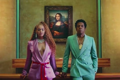 La Gioconda, la Venus de Milo o La consagración de Napoleón son algunas de las obras pictóricas que comparten protagonismo con Beyoncé y Jay-Z en el videoclip de Apeshit. La pieza, grabada en el Louvre y publicada por sorpresa, se ha convertido en viral y ya acumula más de 16 millones de reproducciones en YouTube (y subiendo). En una demostración de poderío y de empoderamiento negro, la pareja viste de las mejores firmas y presume de constantes cambios de vestuario. En la imagen, que da comienzo al vídeo, Beyoncé lleva traje de Peter Pilotto y Jay-Z de Dries van Noten.