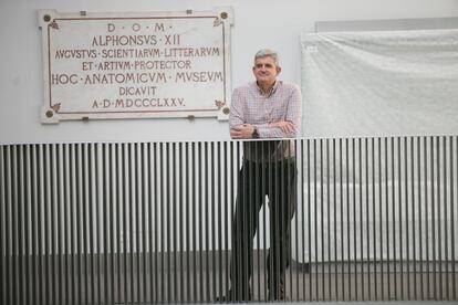 Fernando Sáez posa junto a la placa conmemorativa de la inauguración en 1875 del Museo Nacional de Antropología.