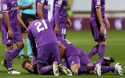 Nacho, sepultado por sus compa&ntilde;eros, tras el gol de chilena a la Cultural.