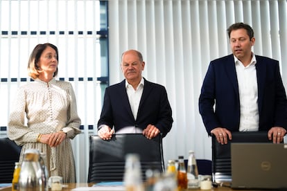 Katarina Barley, el canciller Olaf Scholz y el copresidente del SPD Lars Klingbeil