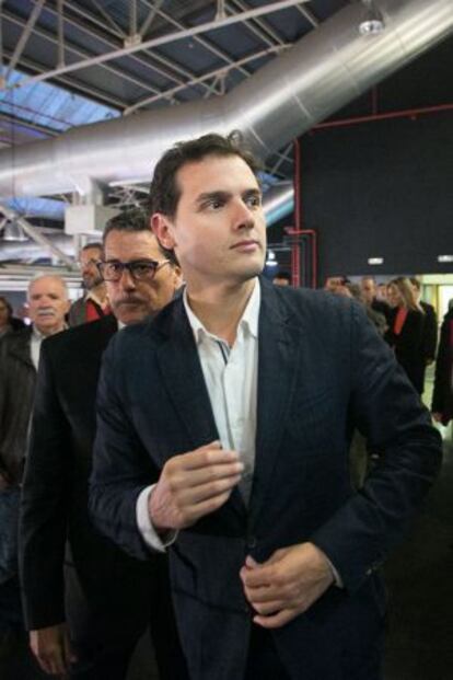 Albert Rivera, ayer, en L'Hospitalet; detrás, Miguel García.