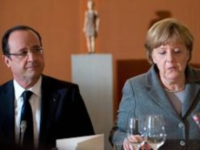 La canciller alemana, Angela Merkel (d) y el presidente de Francia, François Hollande (i) durante una cena con miembros de la Industria europea en la Cancillería de Berlín, Alemania hoy 18 de marzo de 2013.