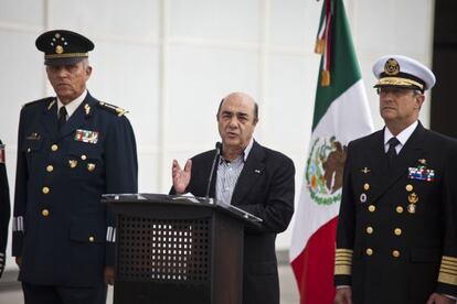 El Fiscal General de la Rep&uacute;blica, Jes&uacute;su Murillo Karam, en la presentaci&oacute;n del capo. 