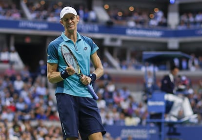 Kevin Anderson se lamenta tras perder un tanto.