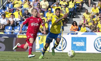 Jonathan Viera (d) pugna con el defensa del Sporting Lora por un bal&oacute;n.