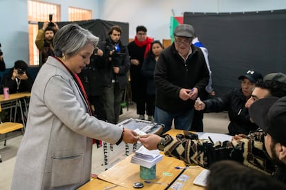 La disputa se resolverá entre las dos cartas fuertes: la socialdemócrata Carolina Tohá y la comunista Jeannette Jara, ambas exministras del Gobierno de Gabriel Boric. 