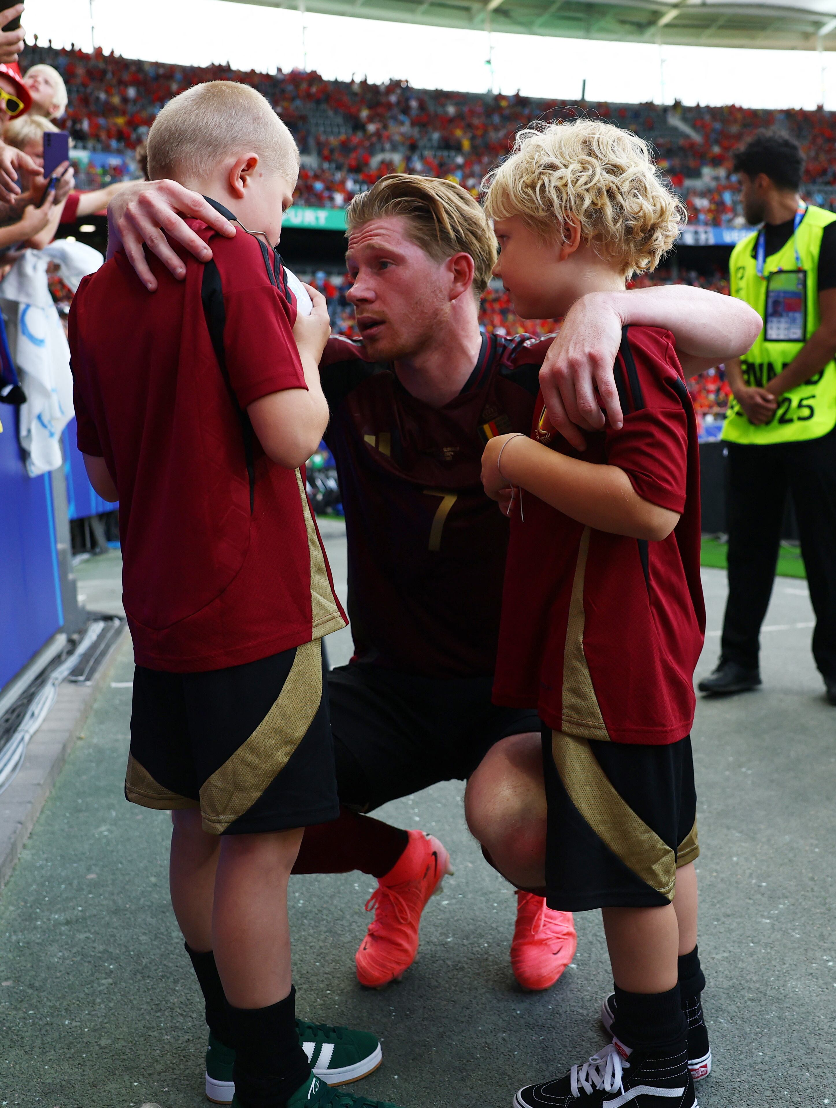 Kevin De Bruyne abraza a sus hijos tras la derrota de Bélgica.