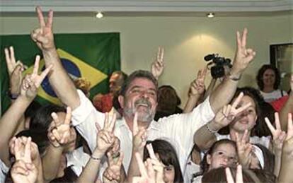 El candidato del Partido de los Trabajadores, Lula da Silva, saluda, rodeado de niños, ayer durante la celebración de su 57º cumpleaños.