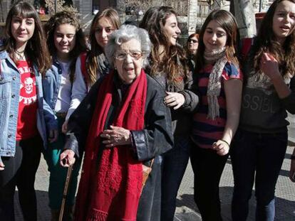 Alejandra Soler, en febrero de 2013, junto a estudiantes de instituto de Valencia.