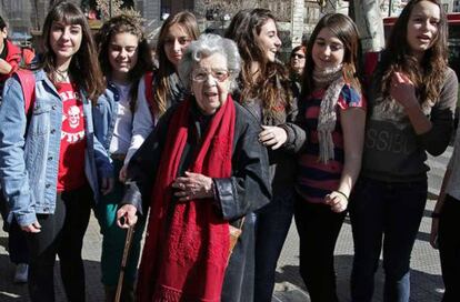 Alejandra Soler, en febrero de 2013, junto a estudiantes de instituto de Valencia.