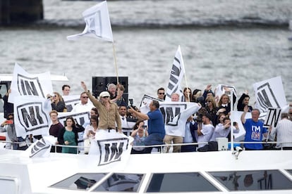 El cantante Bob Geldof (centro) se manifiesta junto a otros partidarios de la permanencia en la UE por aguas del T&aacute;mesis.