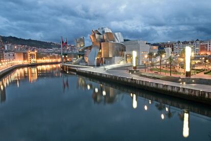 El Museo Guggenheim de Bilbao ha cumplido 25 años este 2022, una excusa perfecta para adentrarse entre sus característicos muros y pasar a saludar a Puppy, el perro más famoso de la ciudad. Y a poco más de una hora, otro edificio emblemático también está de cumpleaños. Se trata del Hotel María Cristina, en San Sebastián, que sopla 110 velas. Una ocasión para alojarse en él o, al menos, acercarse y brindar.