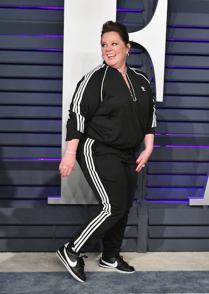 Melissa McCarthy no se hizo con el Oscar pero sí se llevó el premio a la más cómoda cuando se cambió por este chándal Adidas para la alfombra roja de la fiesta de Vanity Fair.