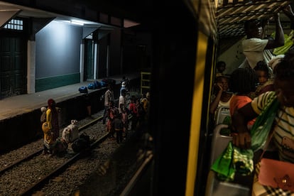 En las últimas paradas del tren antes de llegar a la ciudad de Nampula, quienes aún no se han gastado todo el efectivo que traían aprovechan para hacer las últimas compras antes de llegar a la capital, donde todo será mas caro. Los viajeros comparan precios y algunos se ríen de quien compró el mismo producto en varias paradas más atrás, más caro.