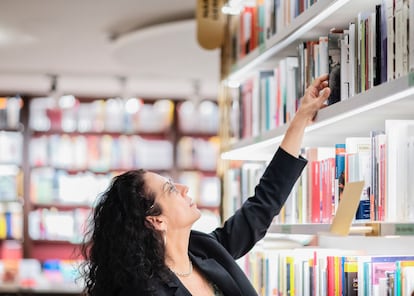 A etnógrafa e escritora norte-americana Kristen Ghodsee, professora de estudos russos e da Europa Oriental na Universidade da Pensilvânia, fotografada numa livraria de Barcelona.