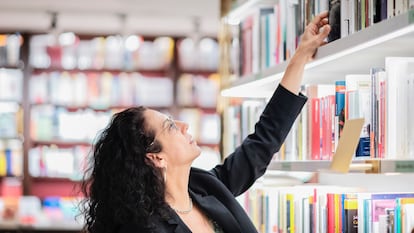 A etnógrafa e escritora norte-americana Kristen Ghodsee, professora de estudos russos e da Europa Oriental na Universidade da Pensilvânia, fotografada numa livraria de Barcelona.