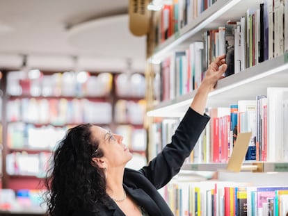 A etnógrafa e escritora norte-americana Kristen Ghodsee, professora de estudos russos e da Europa Oriental na Universidade da Pensilvânia, fotografada numa livraria de Barcelona.