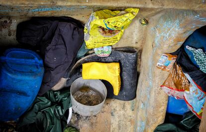 27 Marzo, 2022. Puerto de Los Cristianos, Tenerife. 
Bolsas de galletas y arroz mezcladas con botas de agua, olla y efectos personales encontrados en un cayuco. A veces las embarcaciones parten con insuficiente comida o agua, o simplemente se pierden durante el viaje y la travesia lleva mas dias de los esperados. En estos casos la comida o el agua suelen escasear y la prioridad es alimentar y mantener con vida al patron de la embarcación, seguido de los niños y las mujeres.