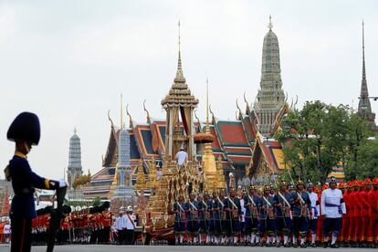 Marchas durante la procesión fúnebre en honor al rey difunto, Bhumibol Adulyadej cerca del Palacio Real en Bangkok el 26 de octubre de 2017.