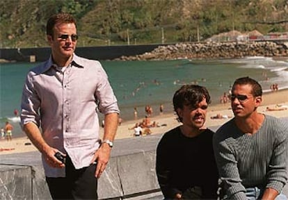 El director de <i>The station agent,</i> Tom McCarthy (de pie), con los actores Peter Dinklage y Bobby Cannavale.
/ JESÚS URIARTE